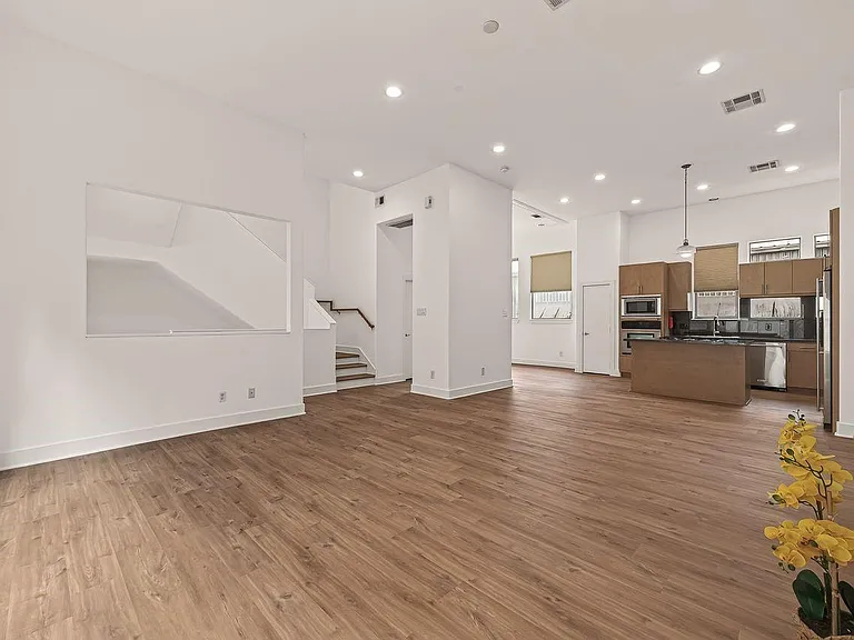 724 Ruthven St — Photo 9