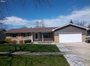 307 Sunrise Dr, Flushing, MI 48433