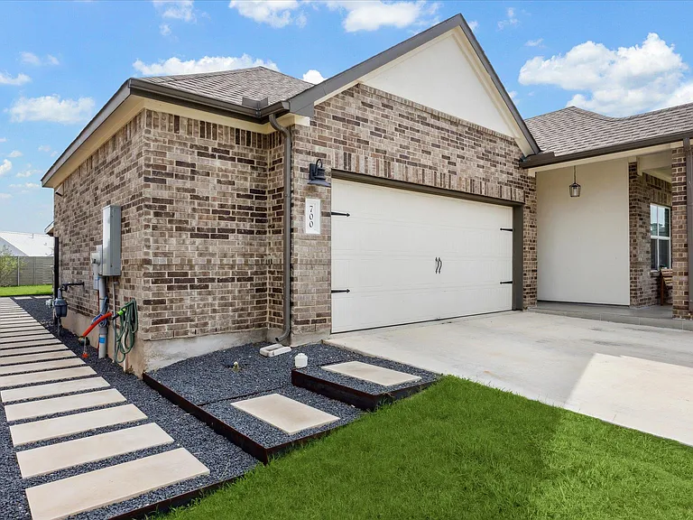 700 Legends Ln — Photo 4