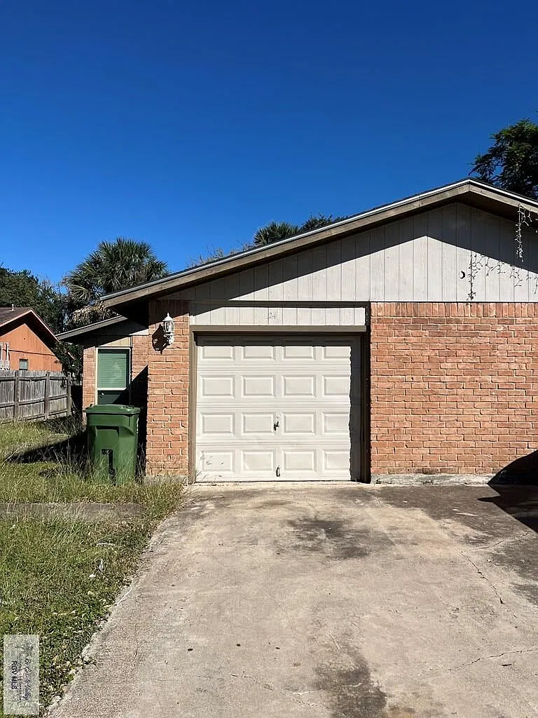 2 bed, 1.0 bath, 1128 sqft, $1,050 — Photo 3