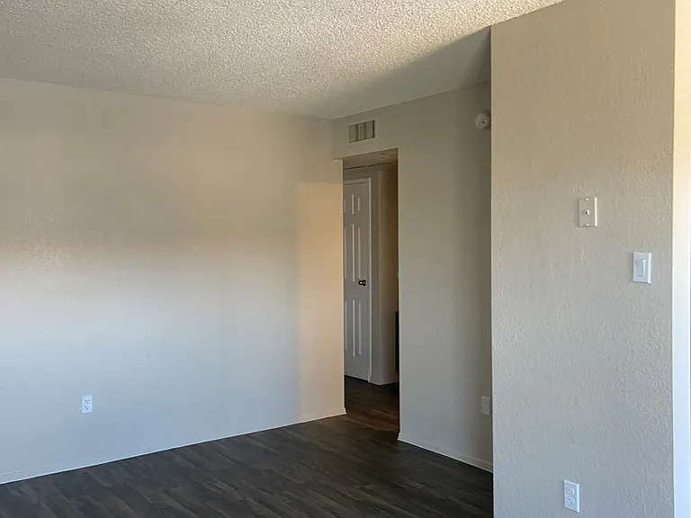 Deer Valley Village Apartments — Photo 4