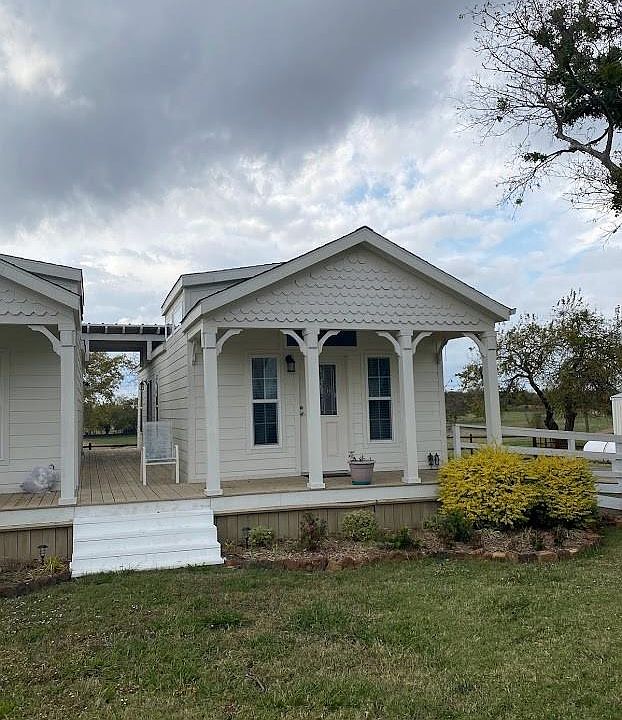 ute rental home in the country and close to the city. Perfect front porch to enjoy a cup of coffee in the morning.