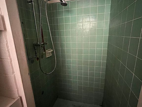 5th image of 215 Paoakalani Ave #17