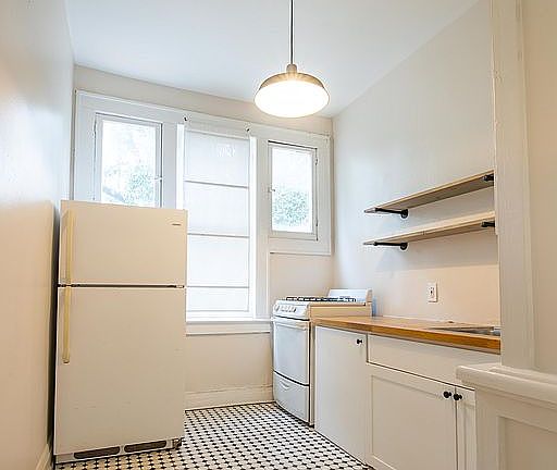 3rd image of 714 E Hollywood St