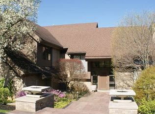 4924 Champlain Cir, West Bloomfield, MI