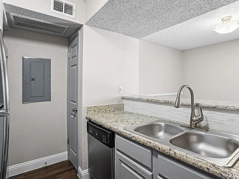 Vine Apartments — Photo 16