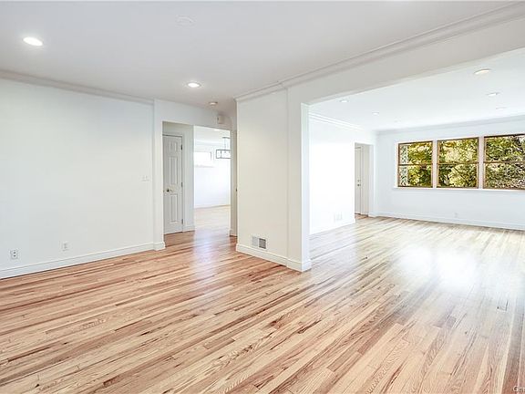 3rd image of 40 Parkway Cir
