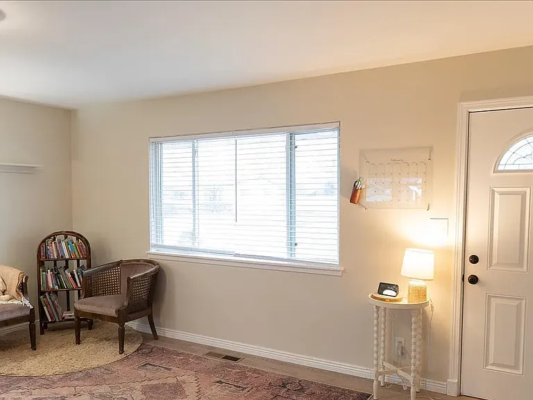 1110 Phelps Cir — Photo 9