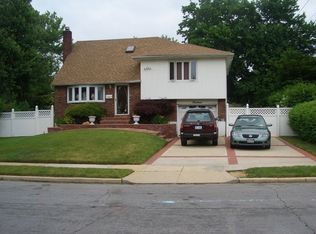 14 Ann Rose St, Massapequa, NY 11758