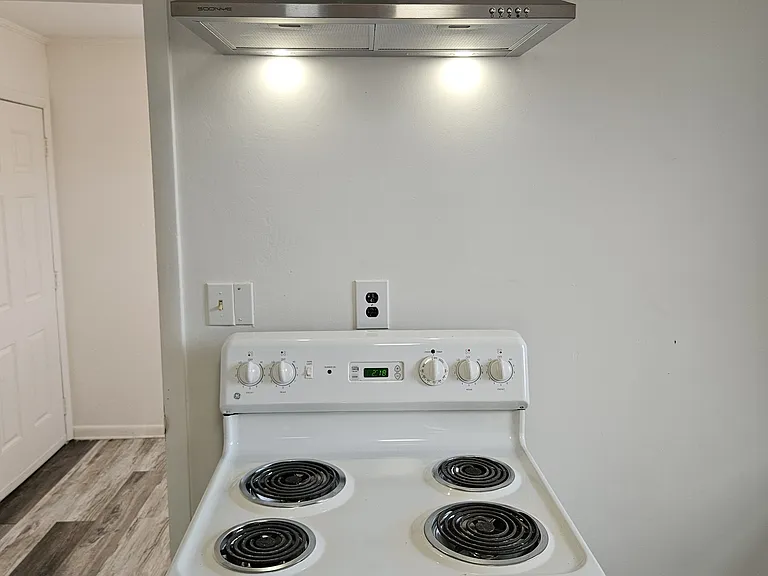 604 E Moody Ave — Photo 9