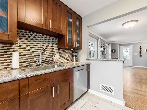 4th image of 2742 La Rosa Dr