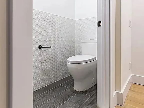 3rd image of 260 Gold St #605FE