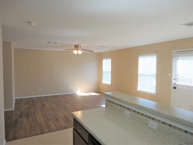 3 bed, 2.5 bath, 1700 sqft, $1,995 — Photo 3