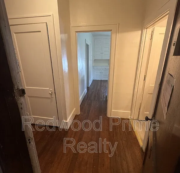 110 Lloyd St #5 — Photo 3