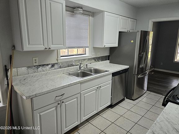 3rd image of 614 Capewood Pl