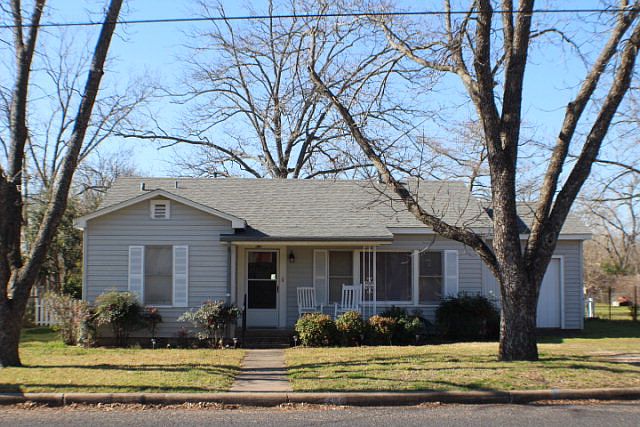 1st image of 207 W Hackberry St