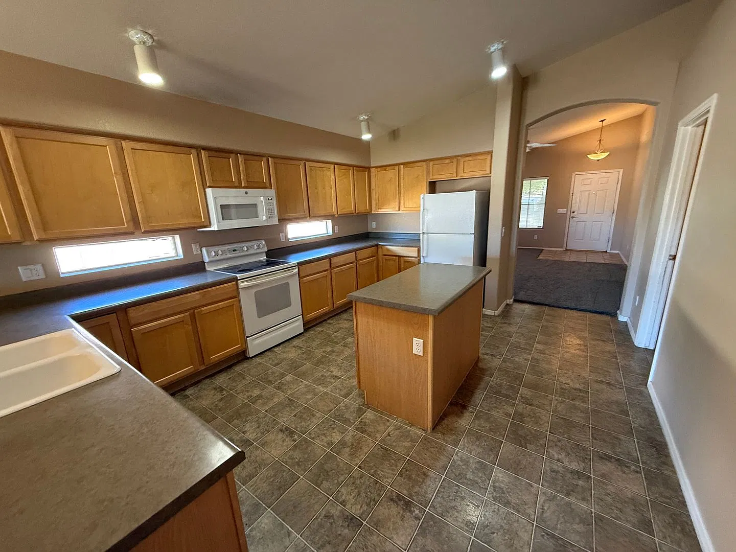 Beautiful 3 Bed, 2 Bath Home In Mesa! — Photo 4