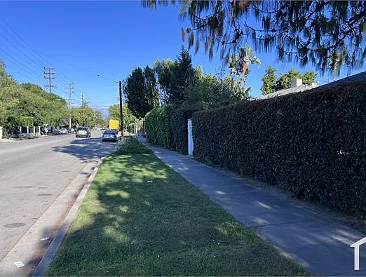 10652 Camarillo St — Photo 18