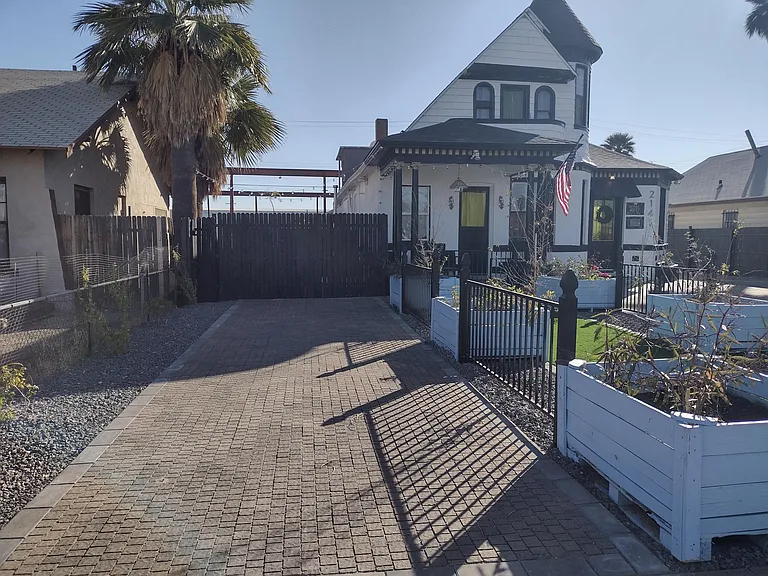 Private driveway for unit A