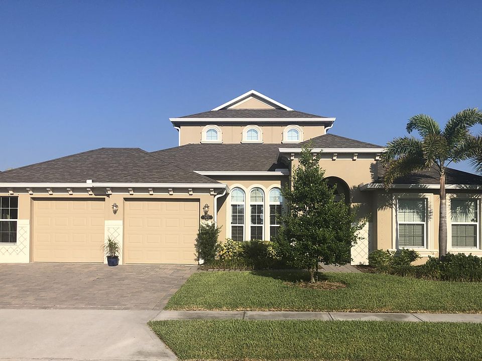 Beautiful 4 Year New Home with oversized 2.5 Car Garage