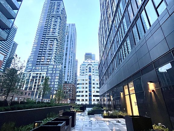 4th image of 400 King St W #608