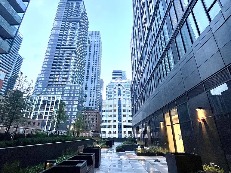 400 King St W #608 — Photo 4