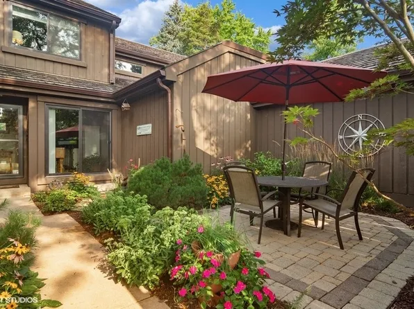 190 Old Barn Rd, Lake Barrington, IL 60010