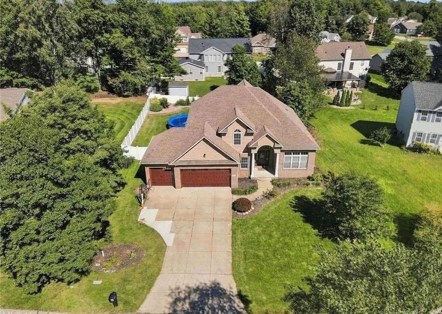 Spacious 4BR 3 1/2 bath House in Green — Photo 2