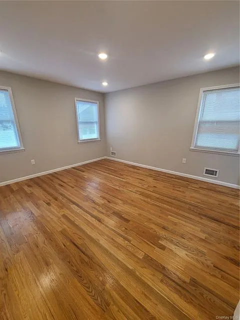 3 bed, 1.0 bath, 800 sqft, $3,200 — Photo 2