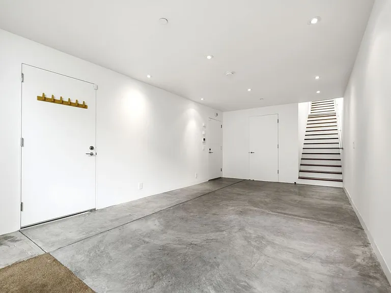 1076 S Van Ness Ave — Photo 53