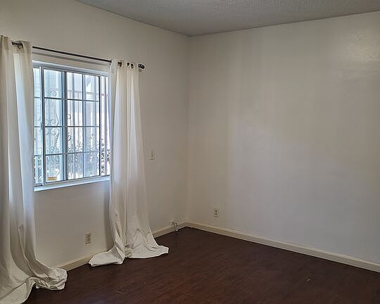 4th image of 630 N Serrano Ave