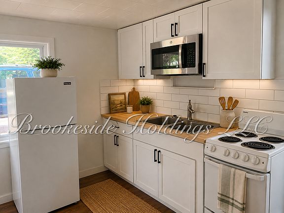 4th image of 2187 E Oak St
