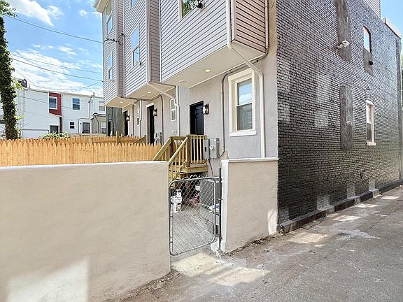 3rd image of 2110 Llewelyn Ave