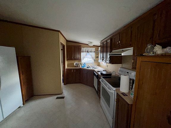 4th image of 447 Old Airport Rd