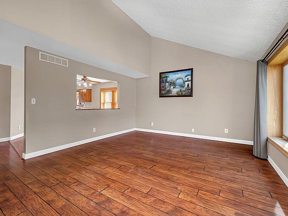 5th image of 560 Elizabeth Dr