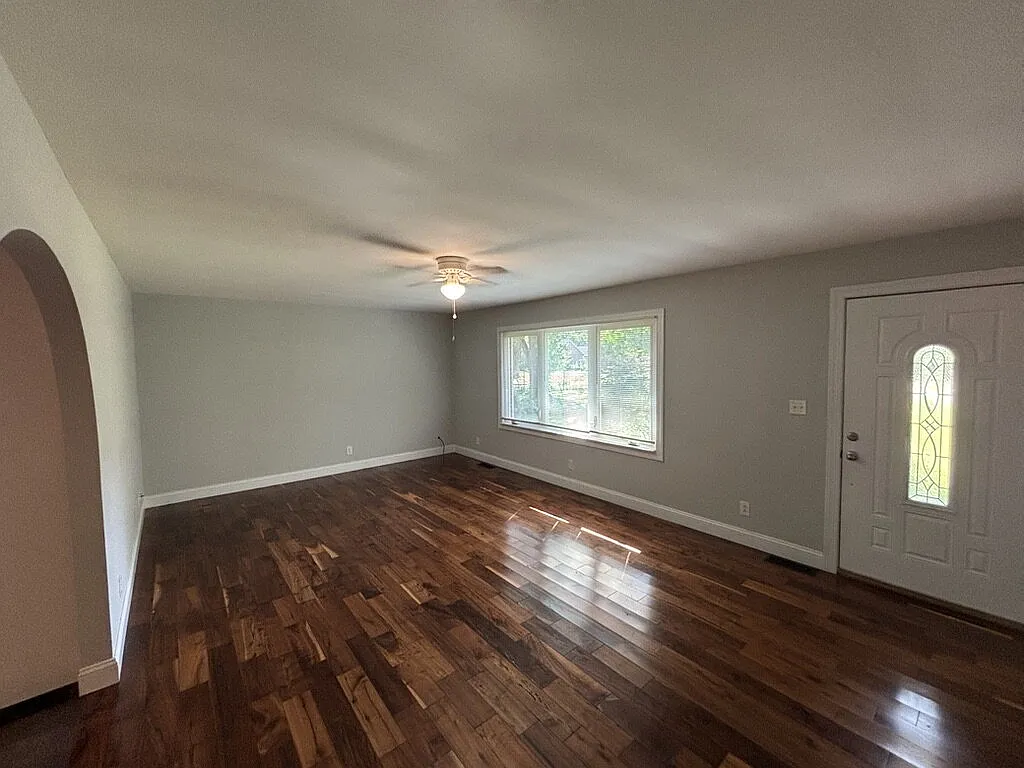 4 bed, 2.5 bath, 2021 sqft, $1,850 — Photo 4