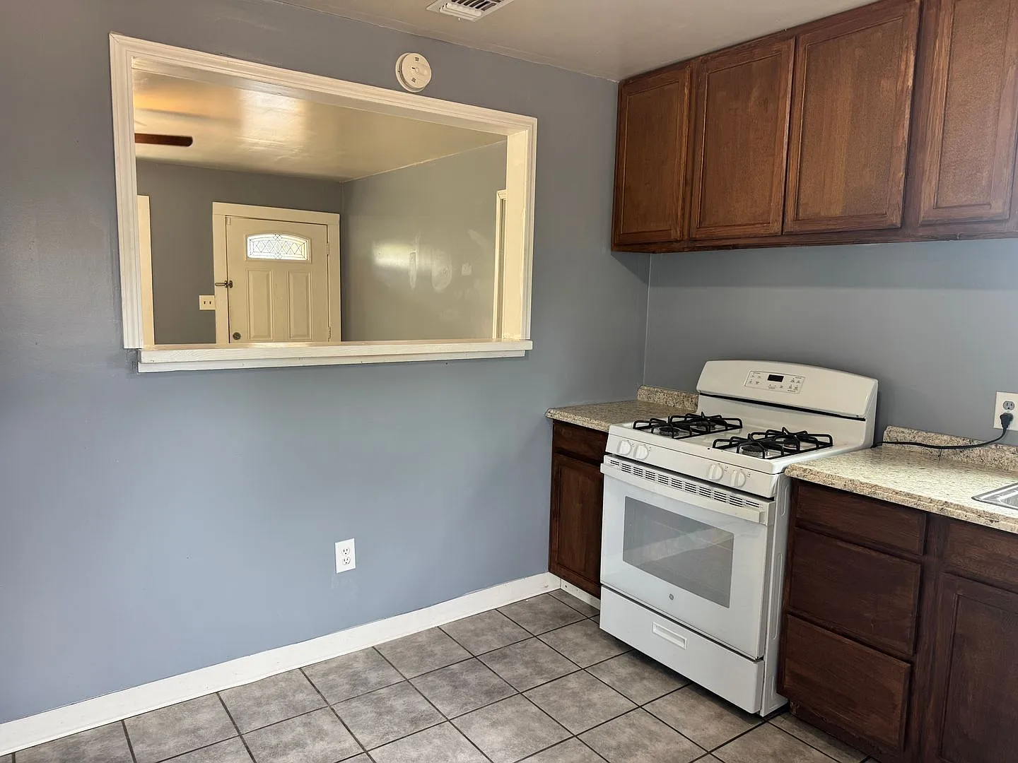 Charming 3 Bedroom 1 Bath Home — Photo 4
