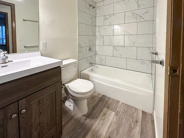 2 Bed / 1 Bath - 1,000 SF - Remodeled Bathroom