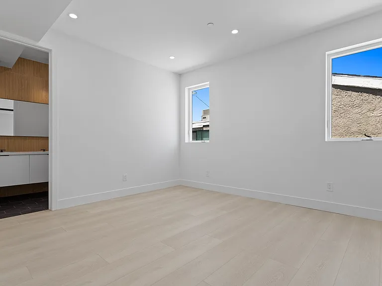 1815 Barry Ave — Photo 21