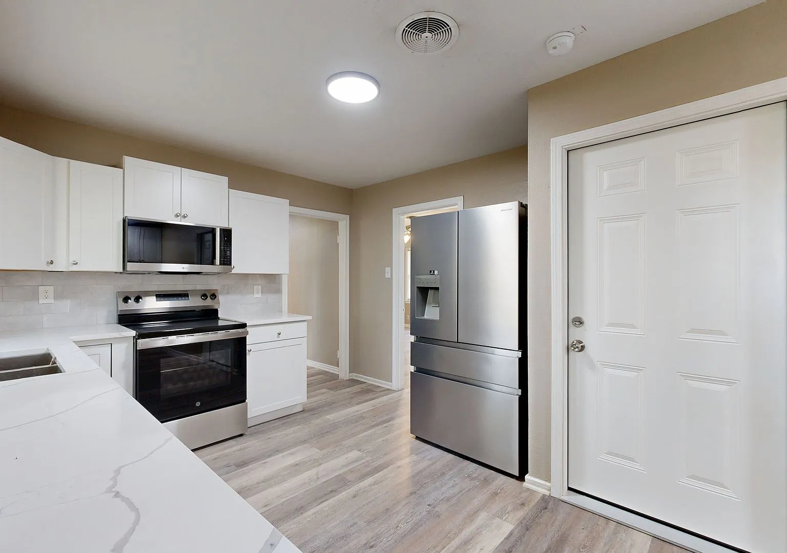 Brand New Stainless Steel Appliances, New Kitchen + New Bathroom! — Photo 1