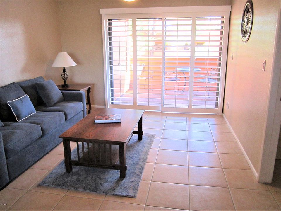 B6U444 LR VIEW PLANTATION SHUTTERS