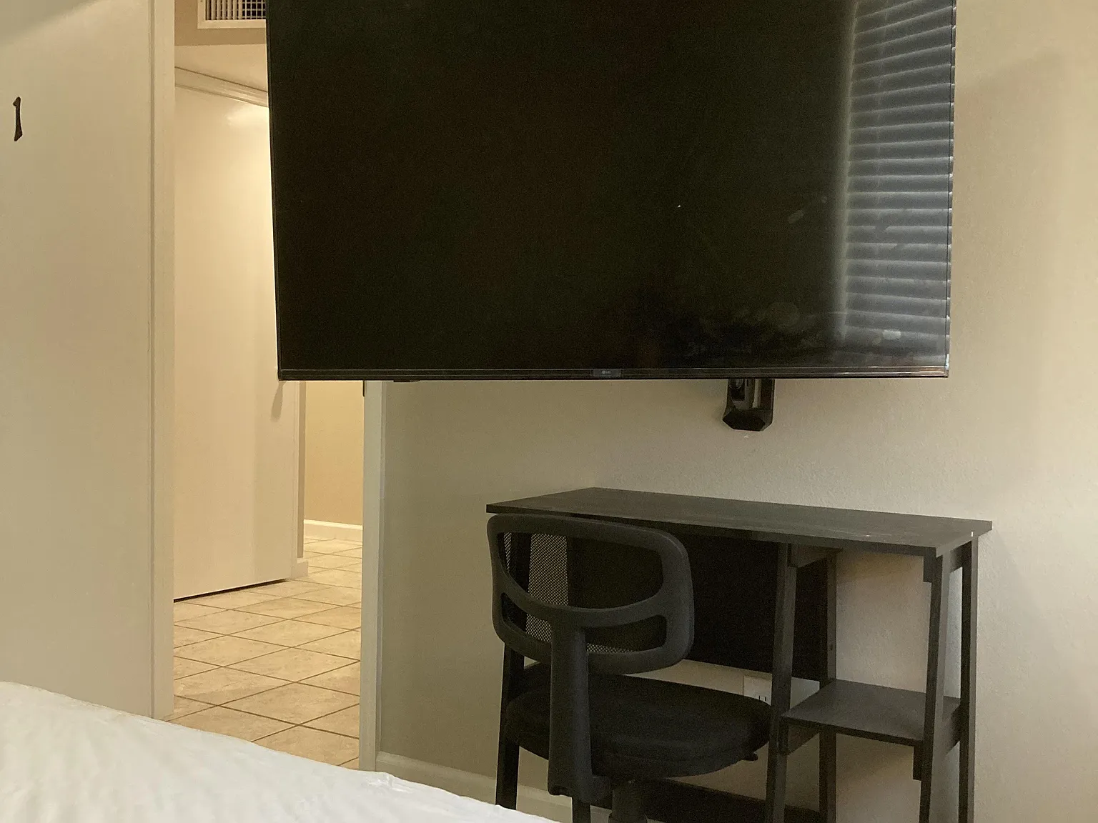 4 bed, 2.0 bath, 900 sqft, $888 — Photo 3