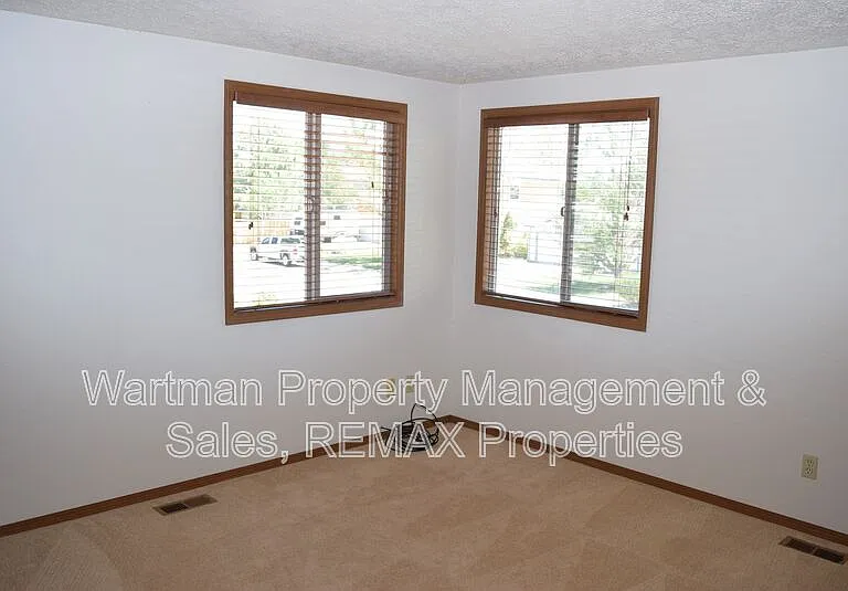 2860 Frazier Ln — Photo 4