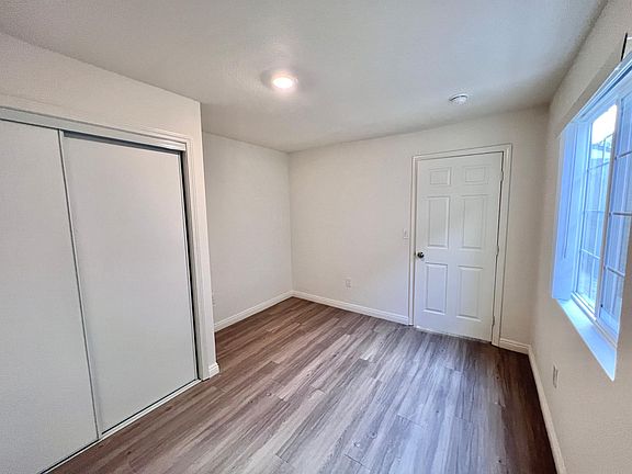 5th image of 11921 Hart St Unit 9