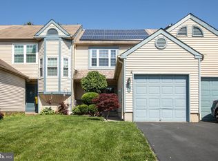 25 Raintree Dr, Hamilton, NJ 08690