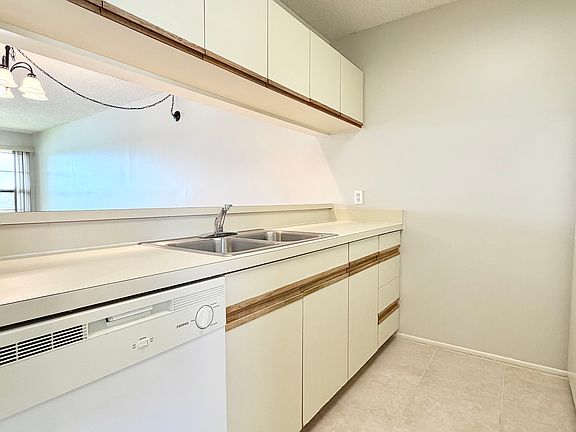 Kitchen w/ breakfast bar