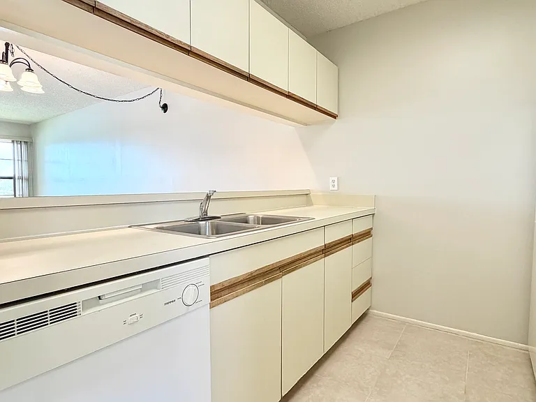 Kitchen w/ breakfast bar