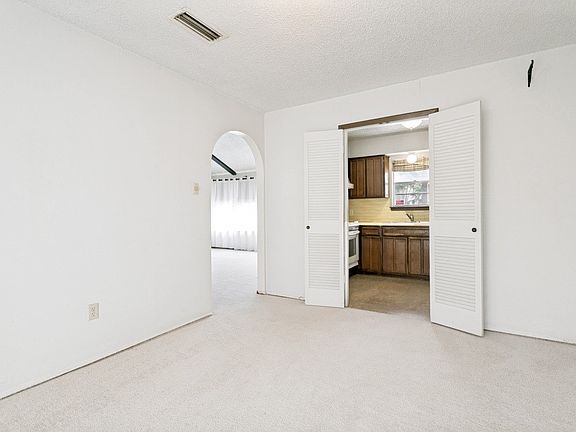 4th image of 2019 Clubridge Dr