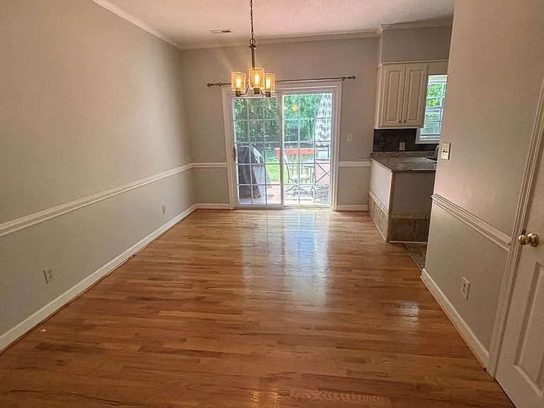 277 N Oak Ave — Photo 3