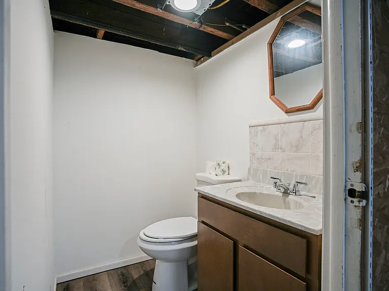 2706 E Somerset St — Photo 32